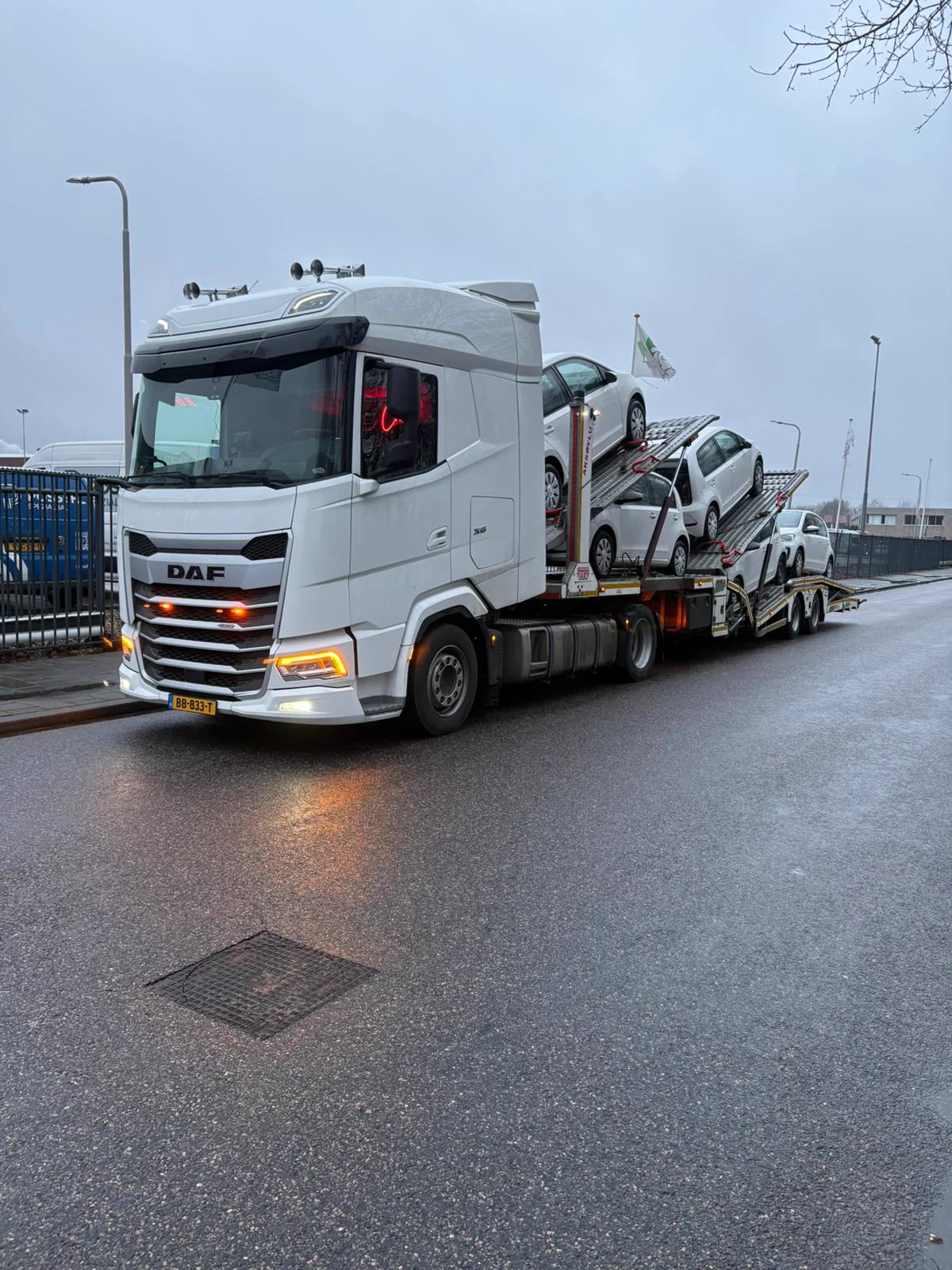 ATJR autotransporter geladen en klaar voor vertrek