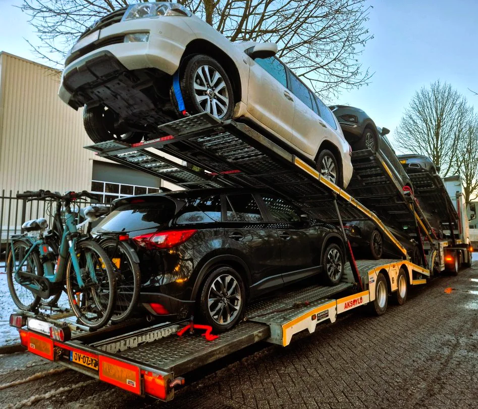 Meerdere voertuigen zorgvuldig geladen voor vervoer
