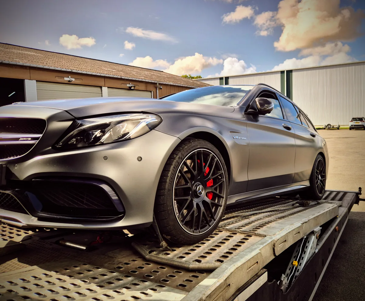 Mercedes zorgvuldig geladen voor autotransport