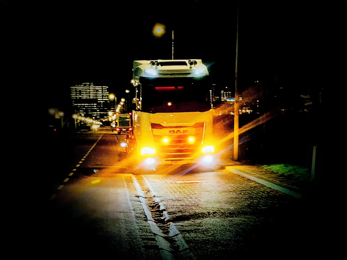 ATJR autotransporter tijdens een rit in de avond