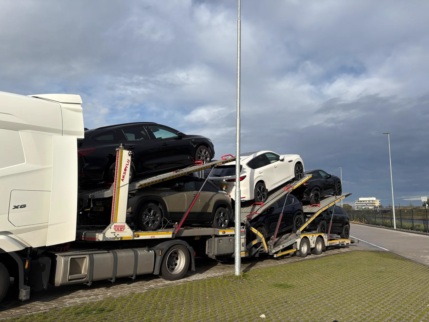 Autotransporter met zes voertuigen