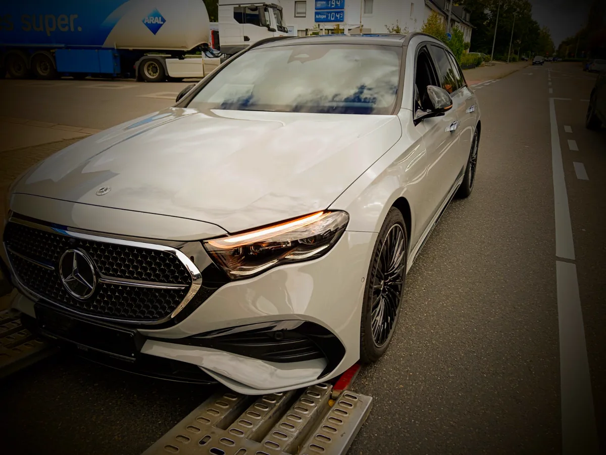 Witte Mercedes op de autotransporter